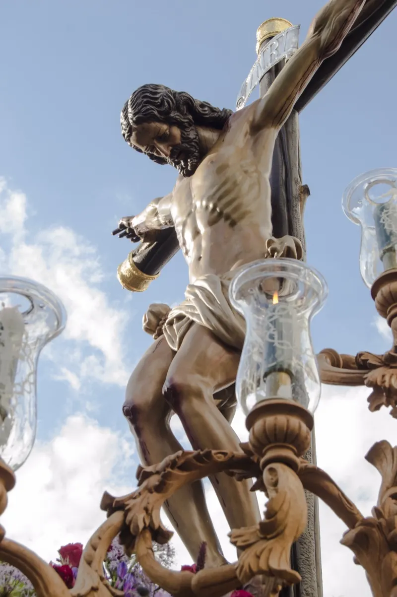 El Stmo. Cristo de la Vera-Cruz en su paso, visto desde abajo contra el cielo