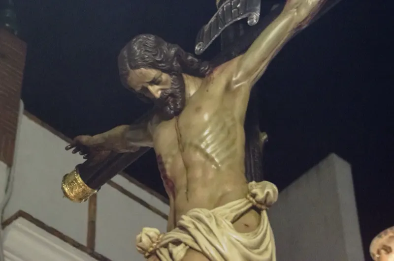 El Stmo. Cristo de la Vera-Cruz de noche, iluminado sobre el cielo oscuro