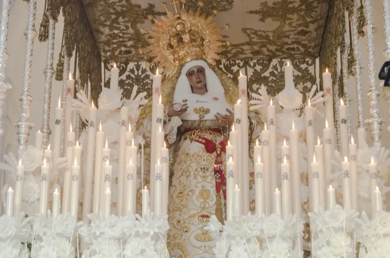 El paso de palio de María Stma. del Rosario, con la candelería y flores blancas