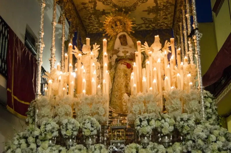 El paso de palio de María Stma. del Rosario de noche, con la candelería encendida