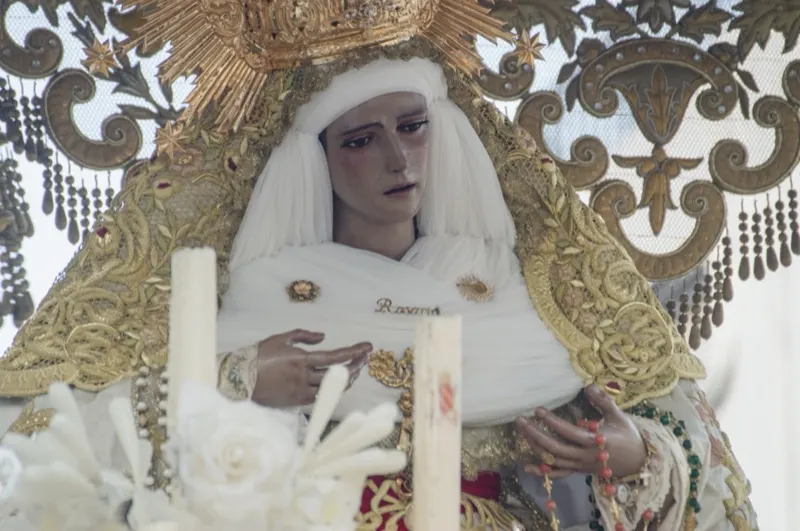 María Santísima del Rosario en su paso de palio, con el rosario entre las manos